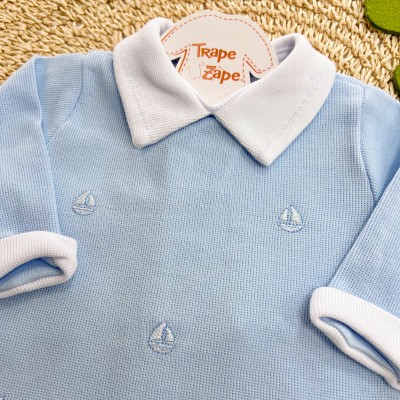 Macacão Tricotil (Tricot 100% Algodão) com Gola e Bordado - Azul Bebê Barquinhos